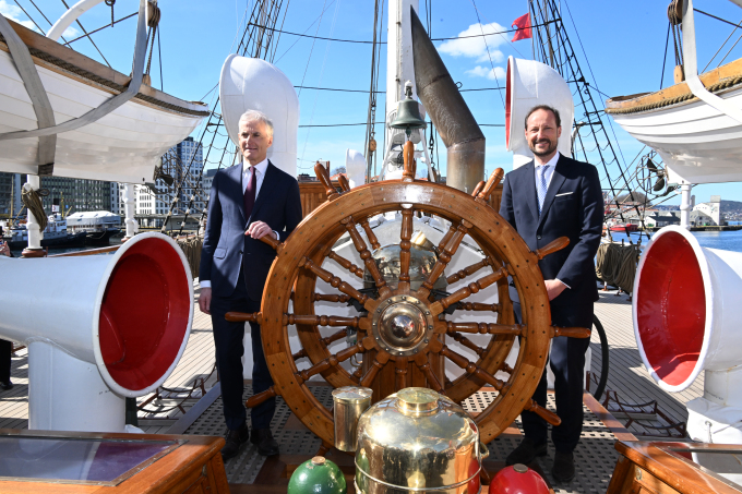 Kronprinsen og statsminister Jonas Gahr Støre om bord på seilskipet Statsraad Lehmkuhl. Foto: Sven Gj. Gjeruldsen, Det kongelige hoff
